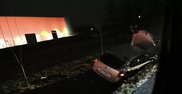 Auto wylądowało rowie przy DK-1 w Czechowicach-Dziedzicach - 06.01.2023