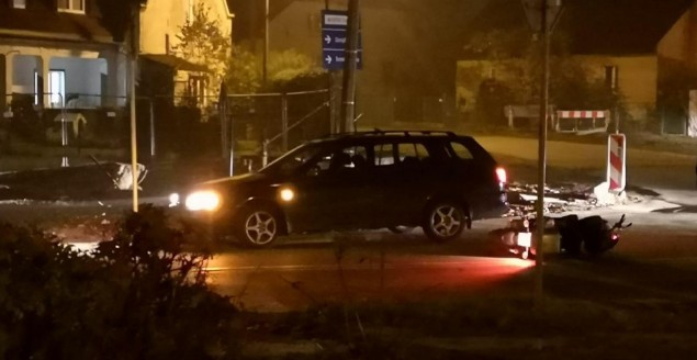 Kolizja motocykla i samochodu osobowego na skrzyżowaniu Prusa i Barlickiego