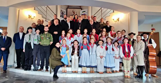 Choinka przed bielską kurią. To dar od parafian z Radziechów