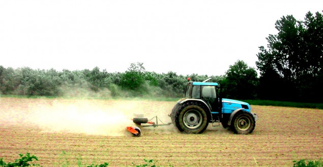 traktor,ciągnik,rolnik,rolnictwo,pole,rola,uprawa