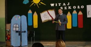 policjant w szkole