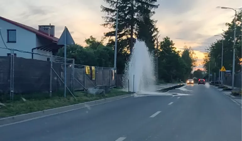 Uszkodzony hydrant przy ulicy Prusa w Czechowicach-Dziedzicach - 16.05.2024