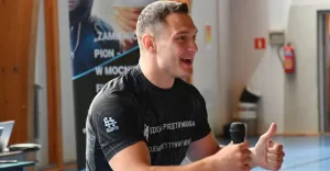 "Belfer na petardzie" w naszej gminie. Poprowadził spotkania z młodzieżą