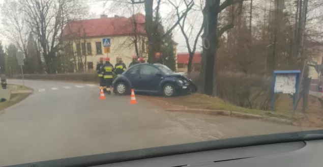 Samochód uderzył w drzewo przy Mazańcowickiej - 23