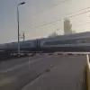 Jadąc do akcji strażacy utknęli przed przejazdem kolejowym