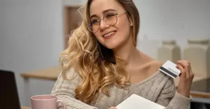 kobieta podczas zakupow online