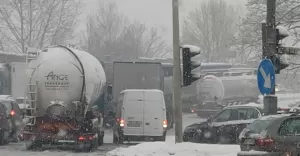 Tiry blokujące wjazd na wiadukt na DK-1 w Czechowicach-Dziedzicach - 16.12.2022