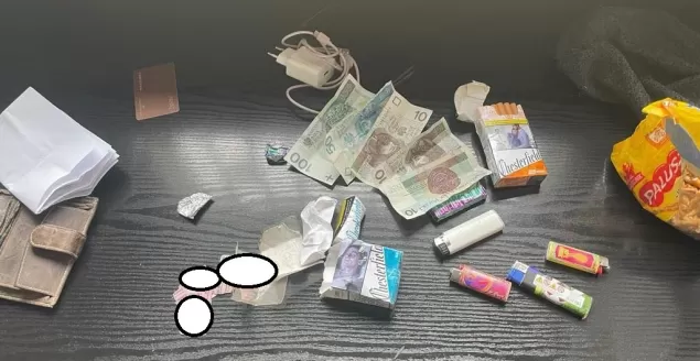 Uderzył 58-letniego pieszego w głowę. Miał przy sobie biały proszek