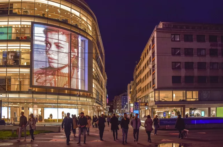 Druk w polskiej sztuce ulicznej: czy plakat i mural idą w parze?