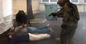 Czechowiccy strzelcy obezwładniają napastnika