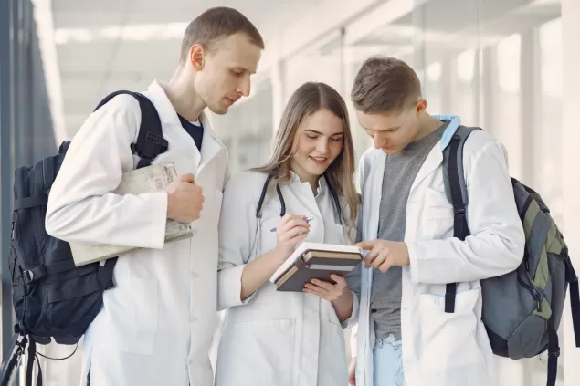 studenci medycyny sa na korytarzu i rozmawiaja