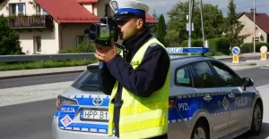 Policjanci na wykonujący czynności służbowe na drodze