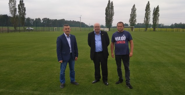 Wizytacja FIFA na boisku w Ligocie