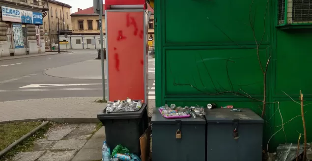 Śmieci zalegające przy placu autobusowym - 03.2023