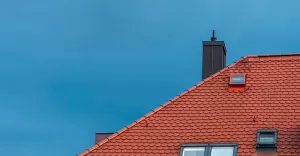 Czym różnią się obróbki blacharskie od opierzenia dachu i obróbek dekarskich?