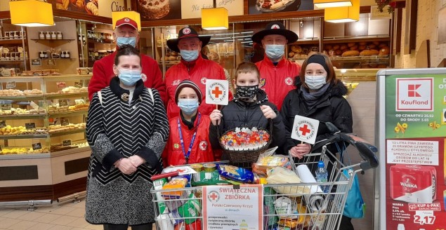 Podczas zbiórki żywności członkowie PCK udzielili pierwszej pomocy 91-latkowi