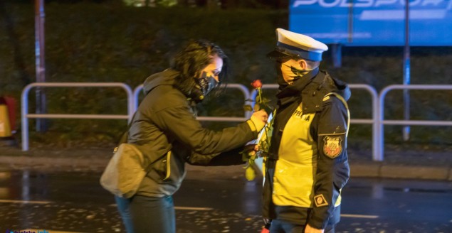 Policjanci w ramach podziękowania za zabezpieczenie protestu, otrzymywali róże od manifestujący kobiet - 29.10.2020