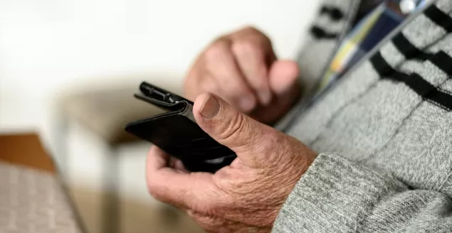 Senior, emeryt, telefon