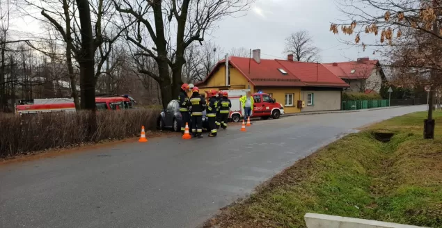 Samochód uderzył w drzewo przy Mazańcowickiej - 23