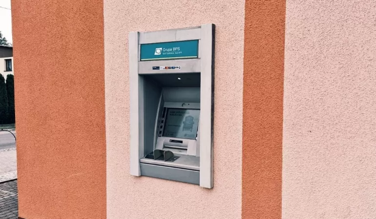 W Bronowie został zainstalowany bankomat. Znajduje się w centrum miejscowości
