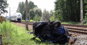 Zderzenie osobówki z pociągiem na przejeździe kolejowym w Piasku - 13.07.2018