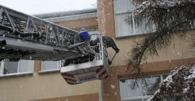 Śnieg na dachach może być groźny