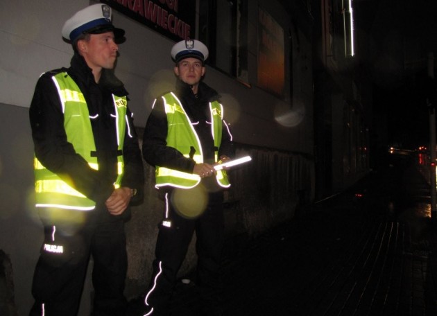 policjanci rozdawali odblaski