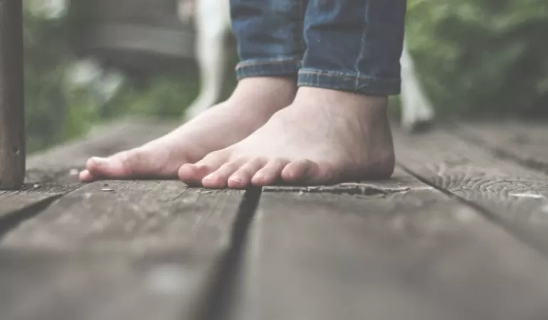 Młody mężczyzna chodził po gminie bez butów i koszulki. Wzbudza niepokój u mieszkańców