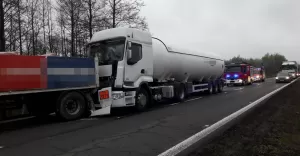 Zderzenie ciężarówek na krajowej jedynce