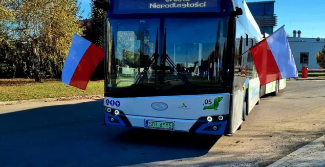 Autobusy czechowickiego PKM z biało-czerwonymi flagami