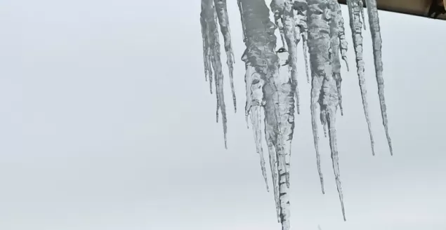 Niebezpieczny śnieg i sople. Straż miejska prowadzi kontrole