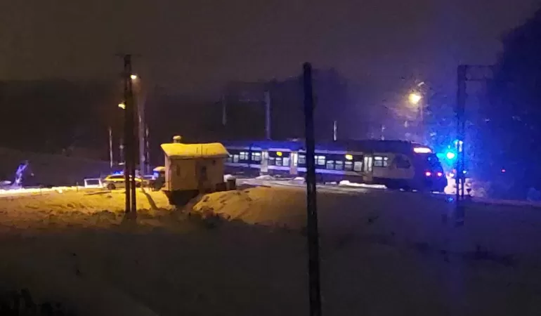 Zderzenie osobówki z pociągiem na przejeździe kolejowym w ciągu ul. Hallera