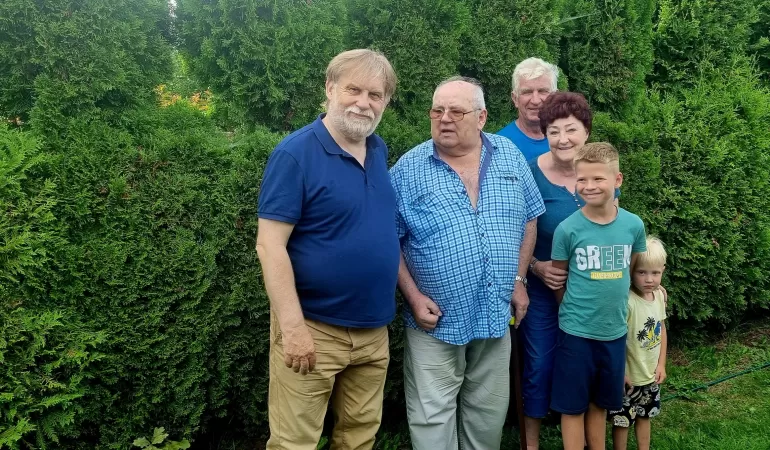 Jan Sikora z wnukami, Jacek Cwetler , kustosz Izby Regionalnej w Czechowicach-Dziedzicach i Roman Tekieli z Towarzy