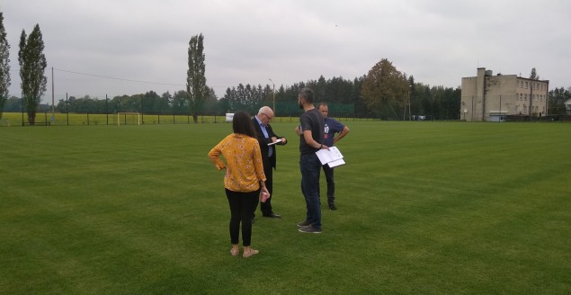 Wizytacja FIFA na boisku w Ligocie