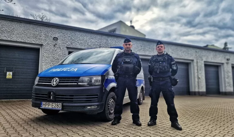 st. post. Dariusz Klimczyk i st. post. Tomasz Kliś uratowali mężczyznę w ostatniej chwili