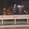[FOTO] Brawurowa akcja policjantów. Uratowali desperata, który chciał rzucić się na tory