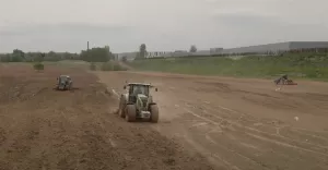 Zmagania rolników na polach podczas mokrej wiosny