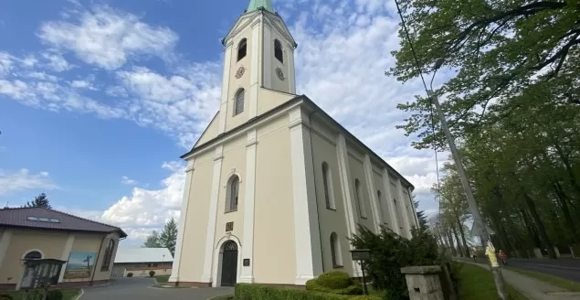 W Drogomyślu mijamy ciekawy architektonicznie kościół ewangelicko-augsburski
