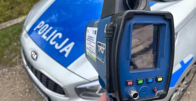 Policjanci na wykonujący czynności służbowe na drodze