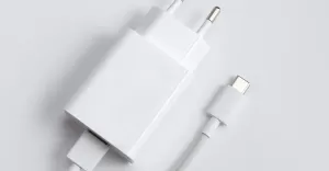 ladowarka i kabel usb typu c na bialym tle